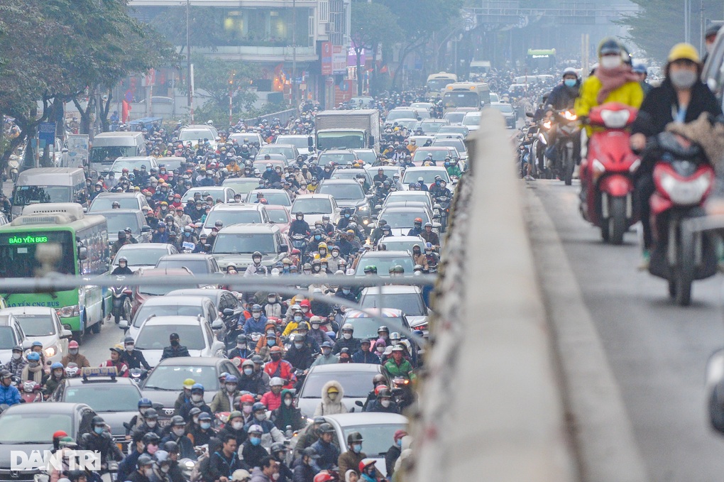 Giao thông tại điểm nóng Ngã Tư Sở - Láng ngày đầu phân luồng - 3 Giao thông tại điểm nóng Ngã Tư Sở - Láng ngày đầu phân luồng - 3