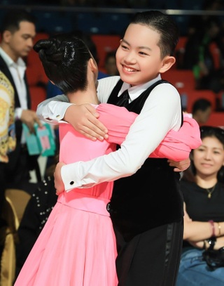 Con trai Khánh Thi tuổi 11 cao hơn 1,6m, được ví "thần đồng dancesport" - 3