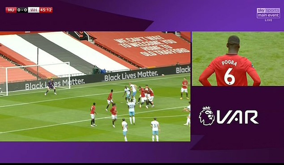 Dùng tay chơi bóng, Pogba bị huyền thoại Man Utd chỉ trích thậm tệ - 2 Dùng tay chơi bóng, Pogba bị huyền thoại Man Utd chỉ trích thậm tệ - 2