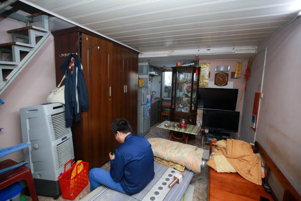 Một đêm trong nhà đất vàng 16m2 ở Hà Nội: 70 người chung một nhà vệ sinh - 2 Một đêm trong nhà đất vàng 16m2 ở Hà Nội: 70 người chung một nhà vệ sinh - 2