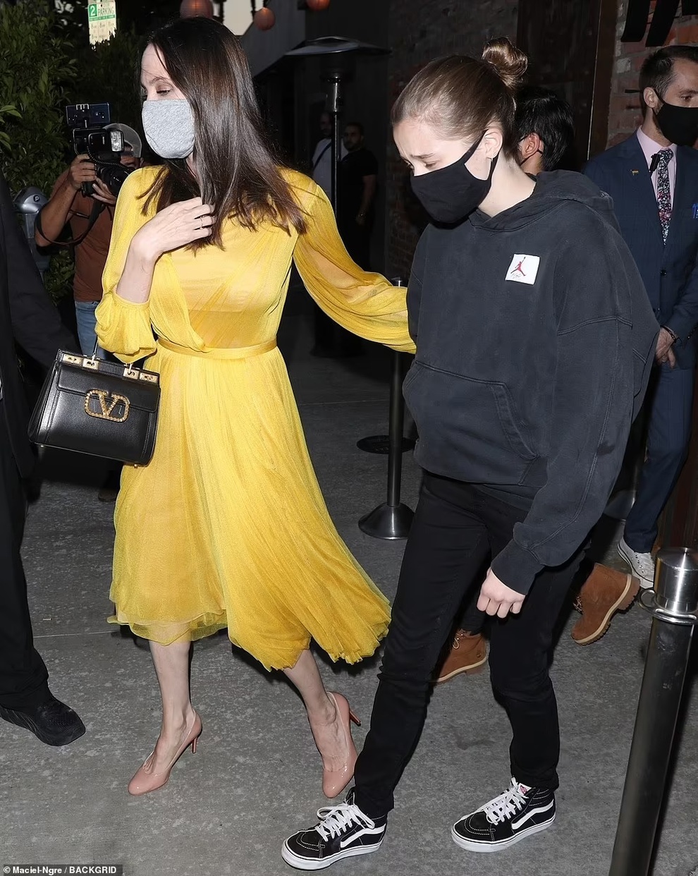 Angelina Jolie mặc váy vàng rực đi ăn mừng sinh nhật cùng 6 người con - 2 Angelina Jolie mặc váy vàng rực đi ăn mừng sinh nhật cùng 6 người con - 2