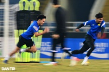 Sergio Aguero và các cầu thủ Malaysia hào hứng tập luyện trên sân Mỹ Đình