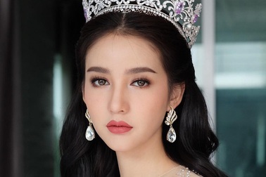 Ngẩn ngơ ngắm gương mặt "không góc chết" của tân hoa hậu chuyển giới Thái Lan