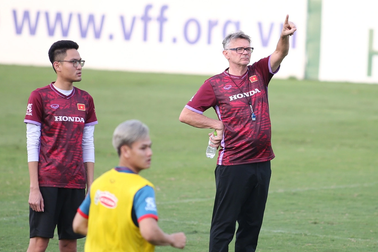 HLV Philippe Troussier nhận tin không vui từ Nguyên Mạnh, Tiến Linh