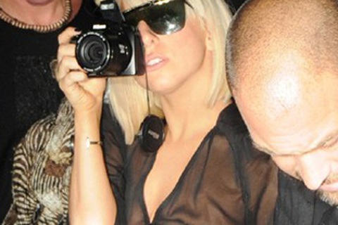 Lady GaGa mặc quần áo trong suốt