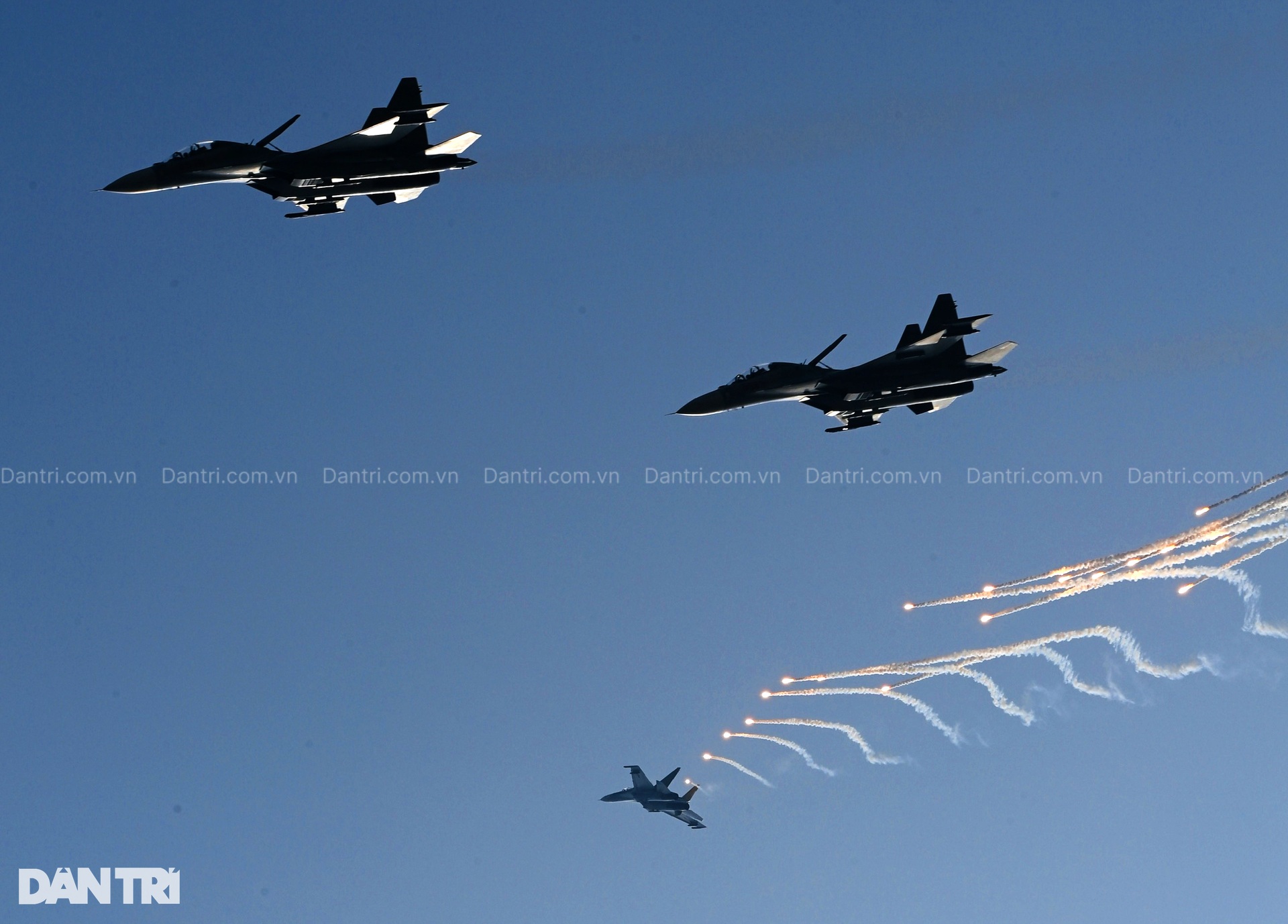 Rực rỡ và kiêu hùng màn biểu diễn bắn đạn nhiễu của hổ mang chúa SU-30MK2 - 8 Rực rỡ và kiêu hùng màn biểu diễn bắn đạn nhiễu của hổ mang chúa SU-30MK2 - 8