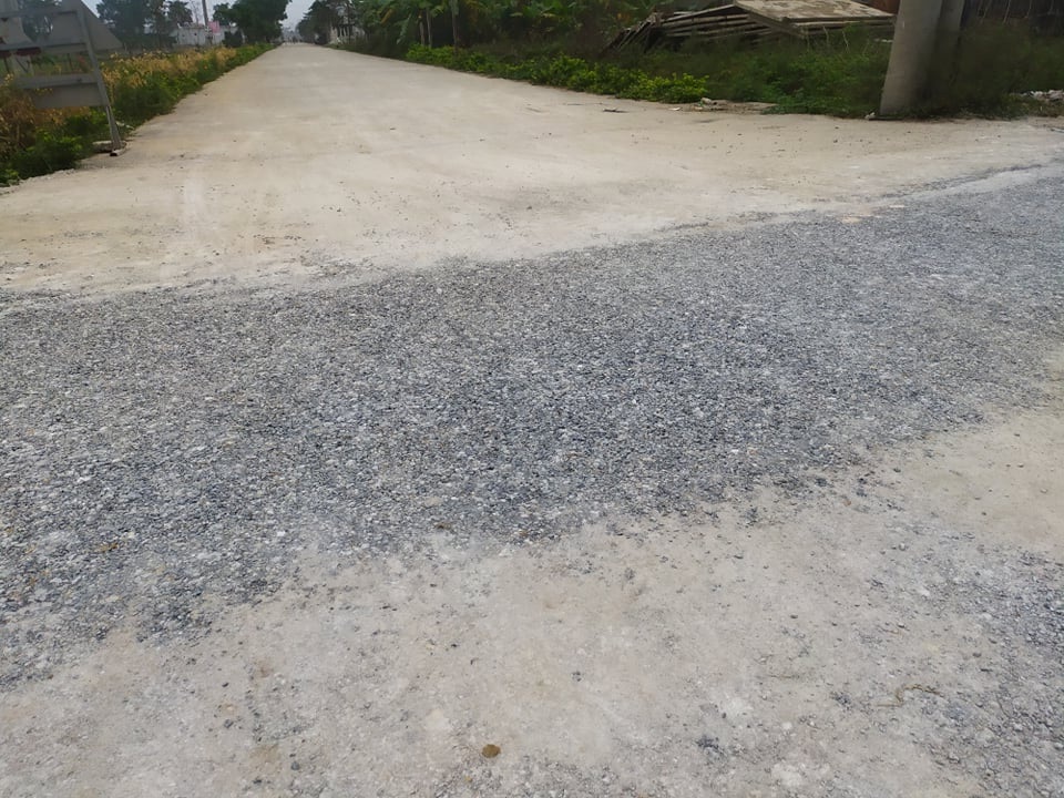 Vụ dân xới đường kiểm tra chất lượng: Nhà thầu đổ lỗi do thiết kế và kinh phí thấp - 2 Vụ dân xới đường kiểm tra chất lượng: Nhà thầu đổ lỗi do thiết kế và kinh phí thấp - 2