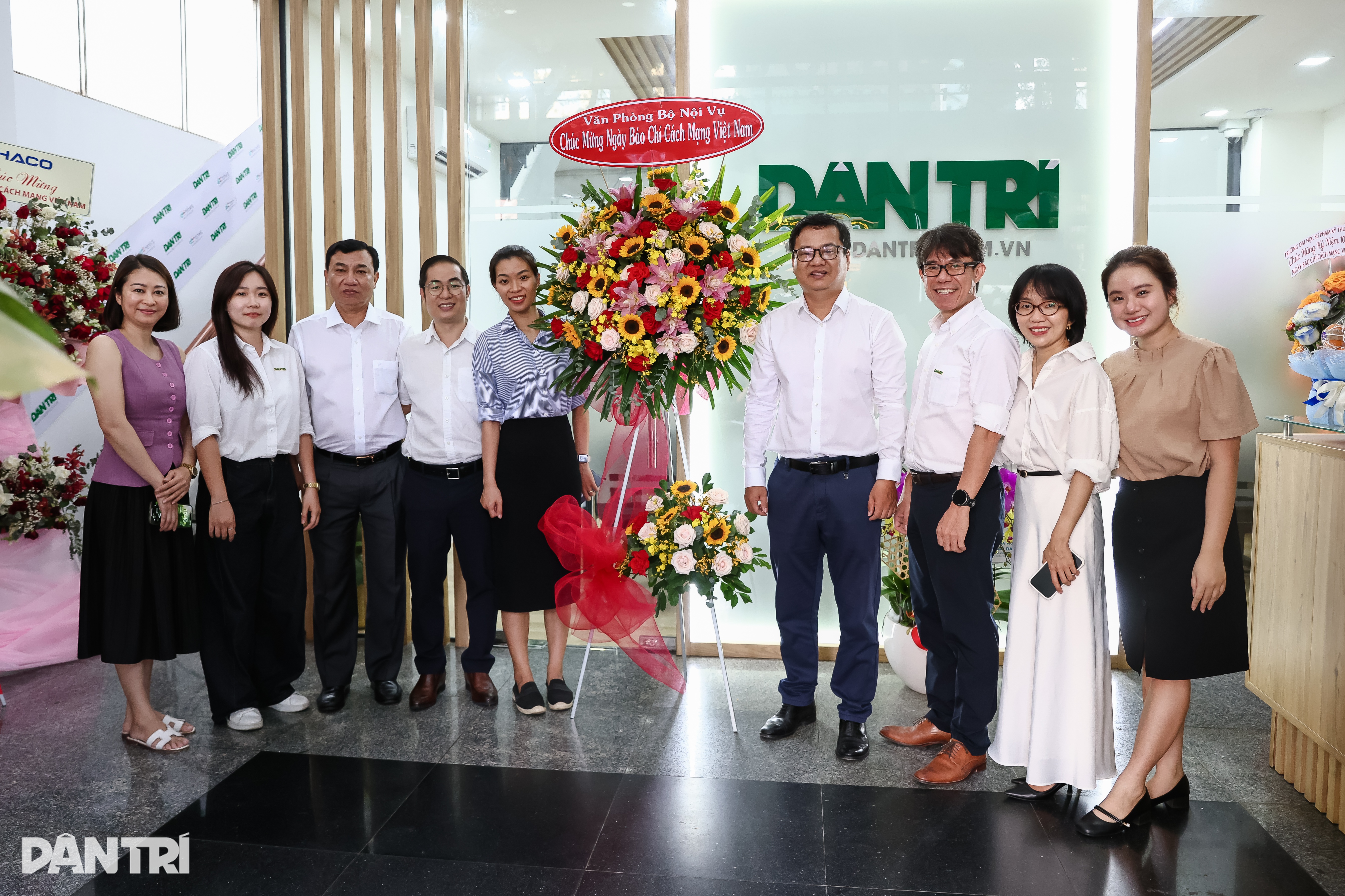 Văn phòng báo Dân trí ở miền Nam đón nhận nhiều tình cảm dịp 21/6 - 1 Văn phòng báo Dân trí ở miền Nam đón nhận nhiều tình cảm dịp 21/6 - 1