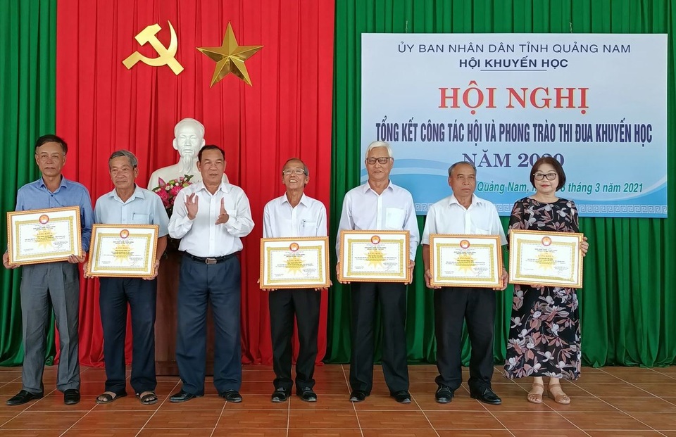 Hội Khuyến học Quảng Nam đã trao hơn 1.500 suất học bổng - 1 Hội Khuyến học Quảng Nam đã trao hơn 1.500 suất học bổng - 1