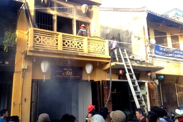 Hiệu vải trong phố cổ Hội An bốc hỏa, du khách hoảng loạn