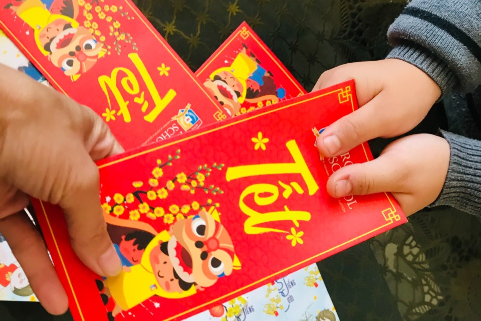 Người mẹ tha thiết đề nghị chỉ lì xì con 10.000 - 20.000 đồng - 2 Người mẹ tha thiết đề nghị chỉ lì xì con 10.000 - 20.000 đồng - 2