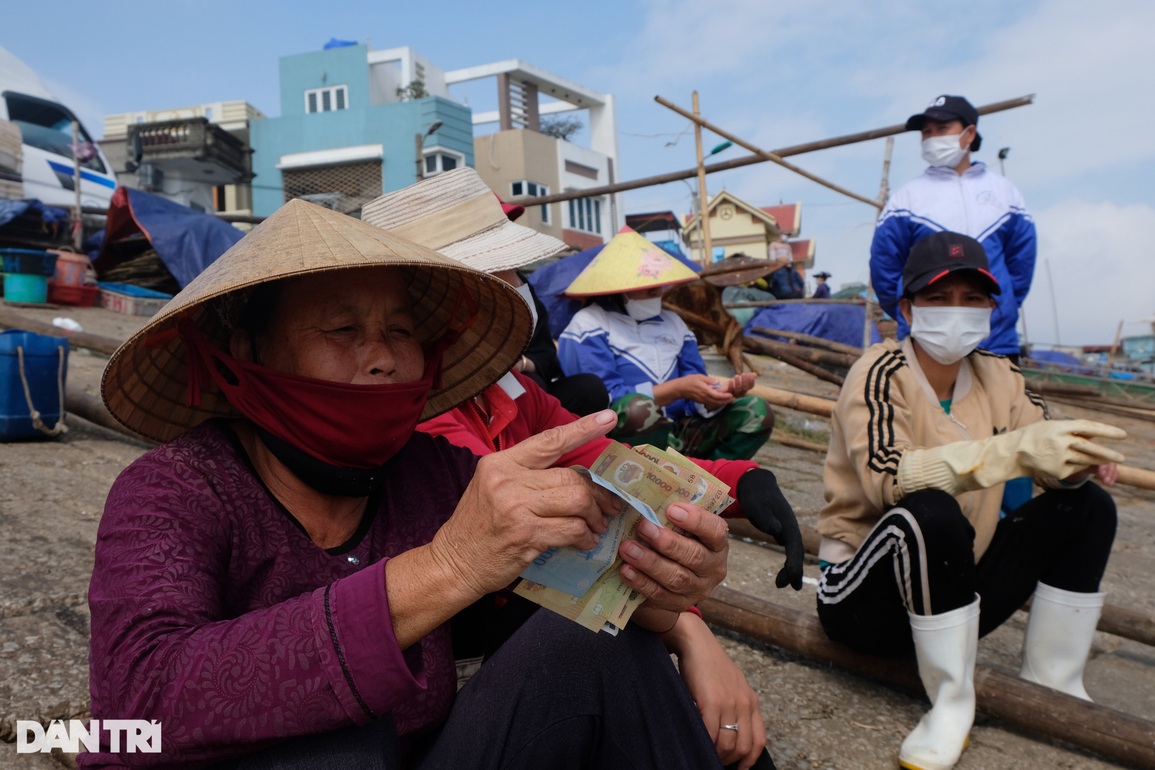 Lao động nhọc nhằn mưu sinh ven biển những ngày gần Tết - 6 Lao động nhọc nhằn mưu sinh ven biển những ngày gần Tết - 6