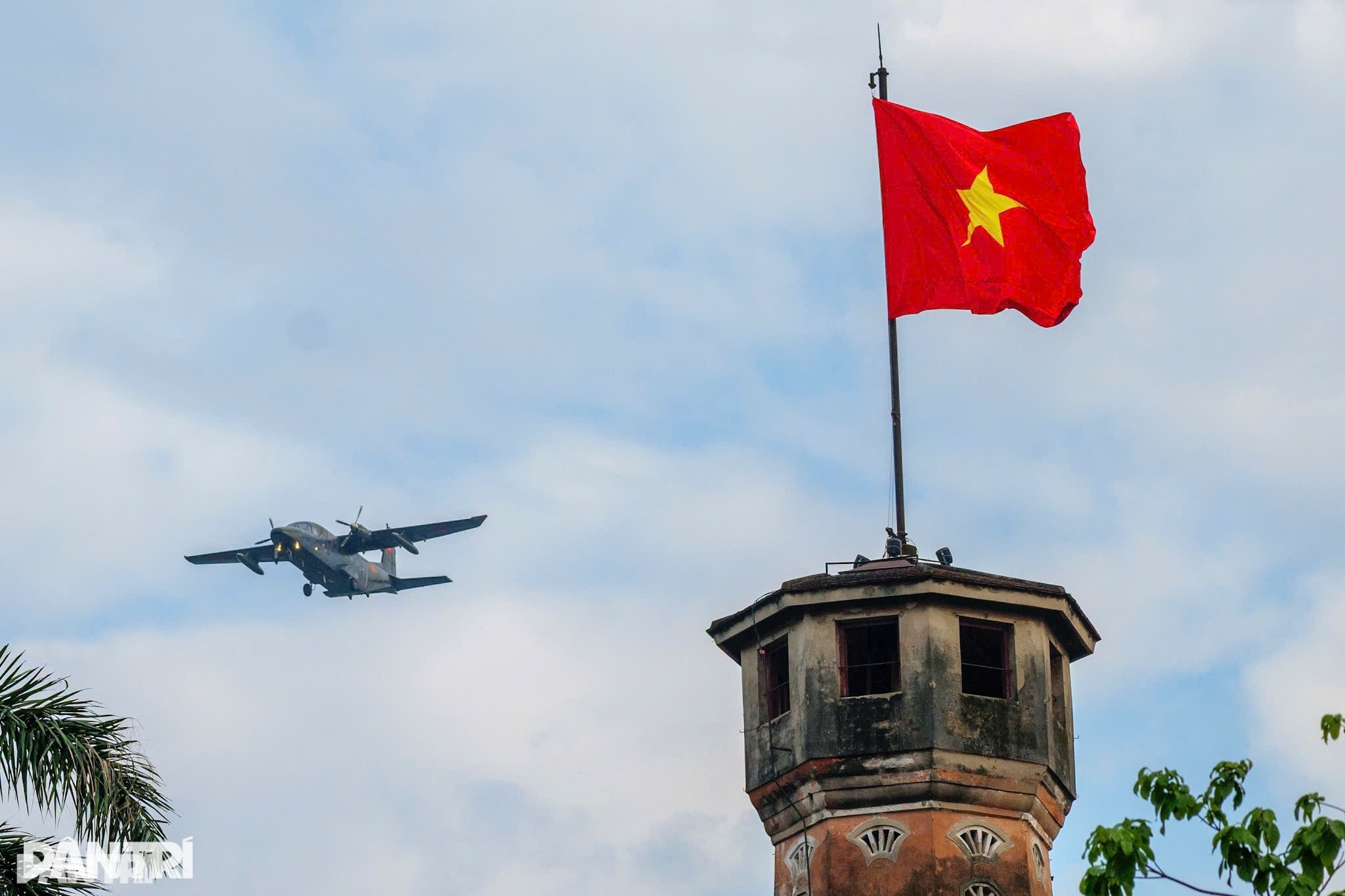 Mãn nhãn dàn tiêm kích SU-30MK2 thả bẫy nhiệt trên bầu trời Hà Nội - 9