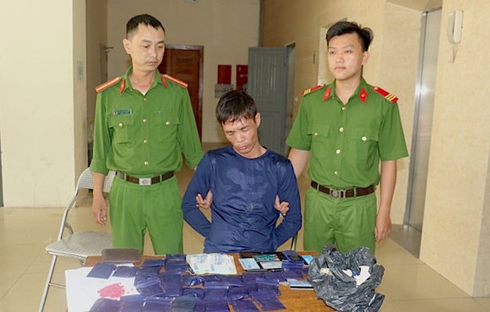 Thủ súng quân dụng đi buôn 6.000 viên ma túy - 1 Thủ súng quân dụng đi buôn 6.000 viên ma túy - 1