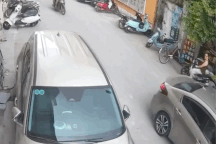 Dừng giữa đường, ô tô mở cửa bất cẩn gây tai nạn cho người đi xe máy