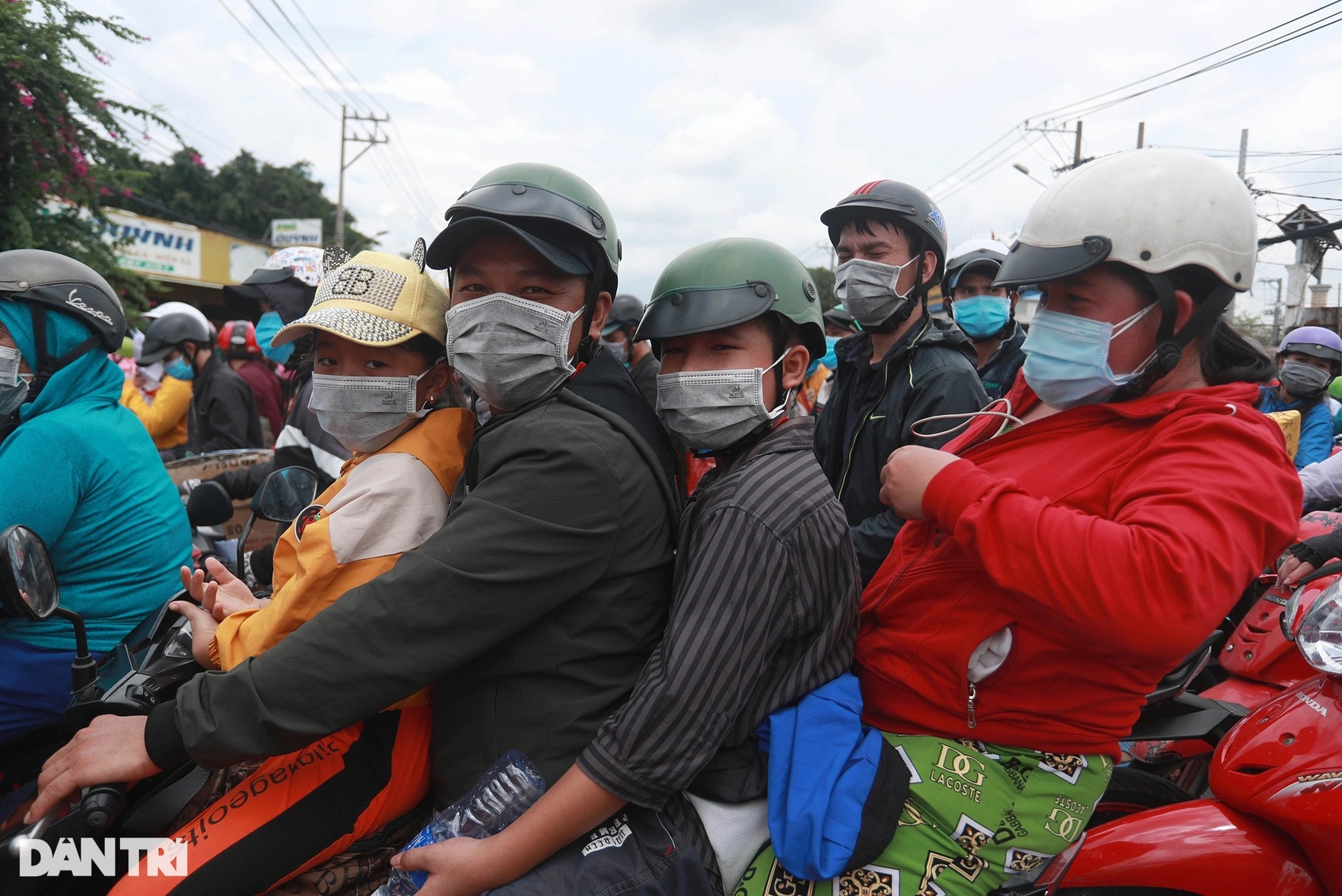 Hơn 24 giờ người dân phơi nắng, dầm mưa chờ qua chốt về quê miền Tây - 9 Hơn 24 giờ người dân phơi nắng, dầm mưa chờ qua chốt về quê miền Tây - 9