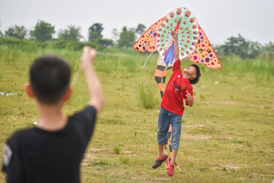 Hà Nội: Hàng trăm người vào khu vực riêng, cấm xâm phạm để thả diều - 5 Hà Nội: Hàng trăm người vào khu vực riêng, cấm xâm phạm để thả diều - 5