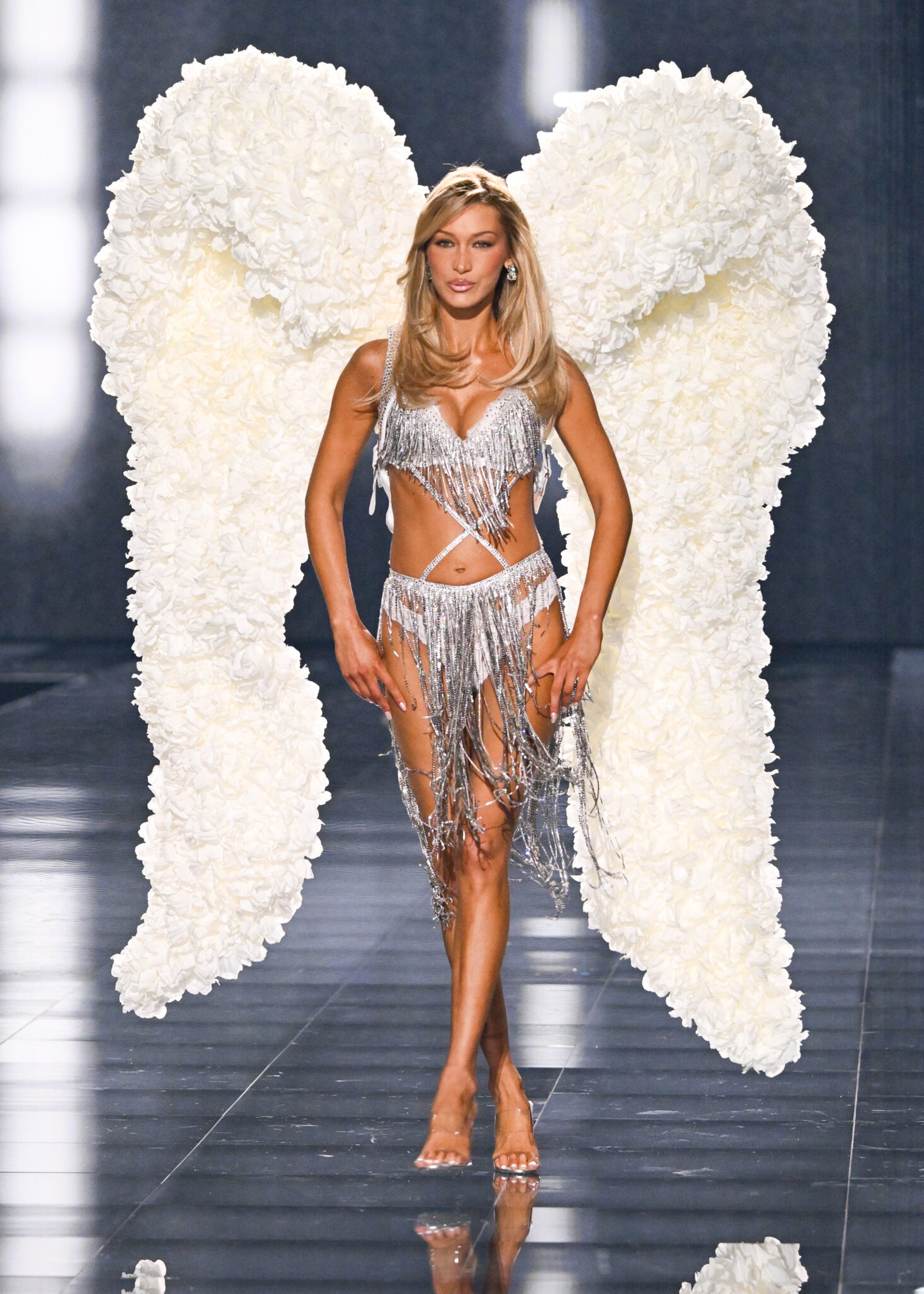 Dàn thiên thần nội y đình đám tái xuất tại Victoria’s Secret Fashion Show - 15 Dàn thiên thần nội y đình đám tái xuất tại Victoria’s Secret Fashion Show - 15