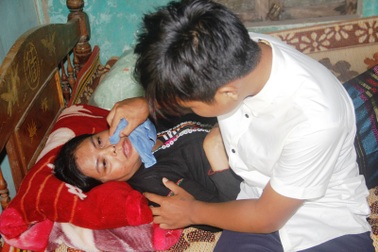 Chồng chết, lại mang bệnh nặng, cô giáo người Vân Kiều nén đau dạy học