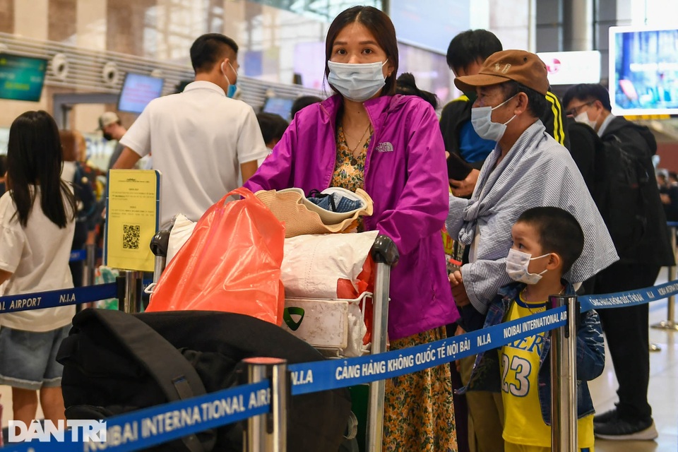 Trái với dự đoán, sân bay Nội Bài bất ngờ vắng khách do lo ngại dịch bệnh - 7 Trái với dự đoán, sân bay Nội Bài bất ngờ vắng khách do lo ngại dịch bệnh - 7