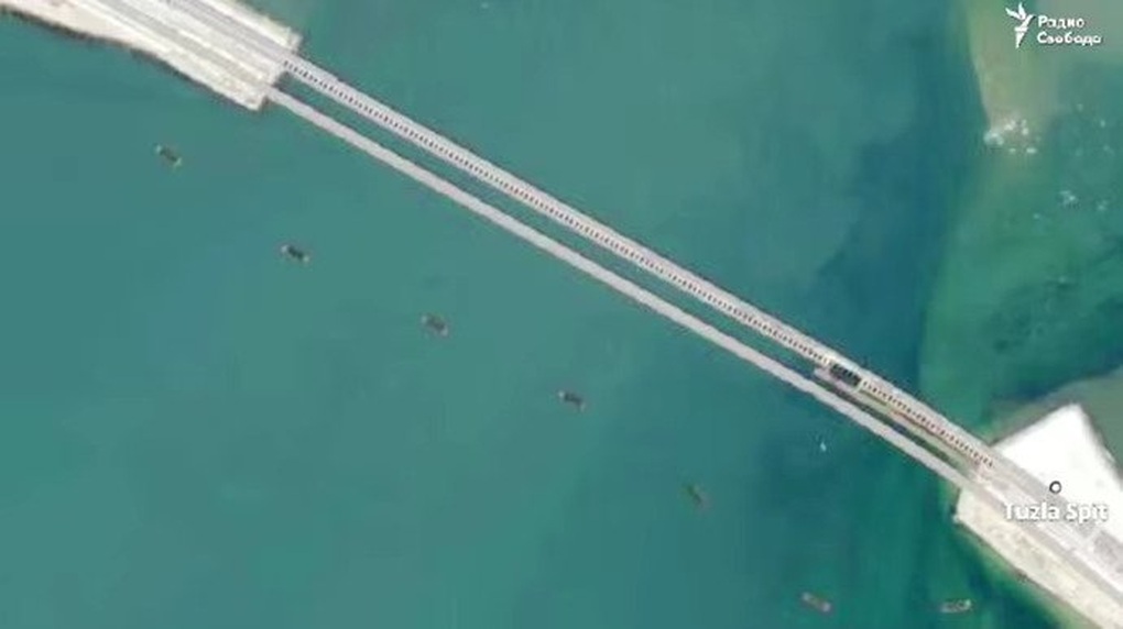Ảnh vệ tinh tiết lộ phòng tuyến trên biển của Nga bảo vệ cầu Crimea - 1 Ảnh vệ tinh tiết lộ phòng tuyến trên biển của Nga bảo vệ cầu Crimea - 1