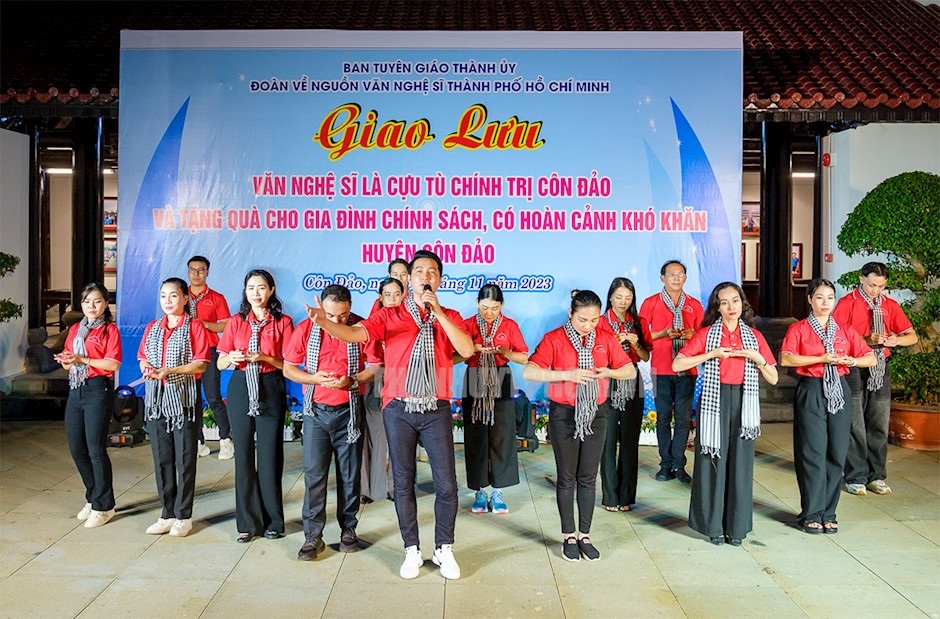 Des artistes de Hô Chi Minh-Ville participent à un retour aux sources, célébrant une fête majeure - 1 Văn nghệ sĩ TPHCM tham gia về nguồn, kỷ niệm ngày lễ lớn - 1