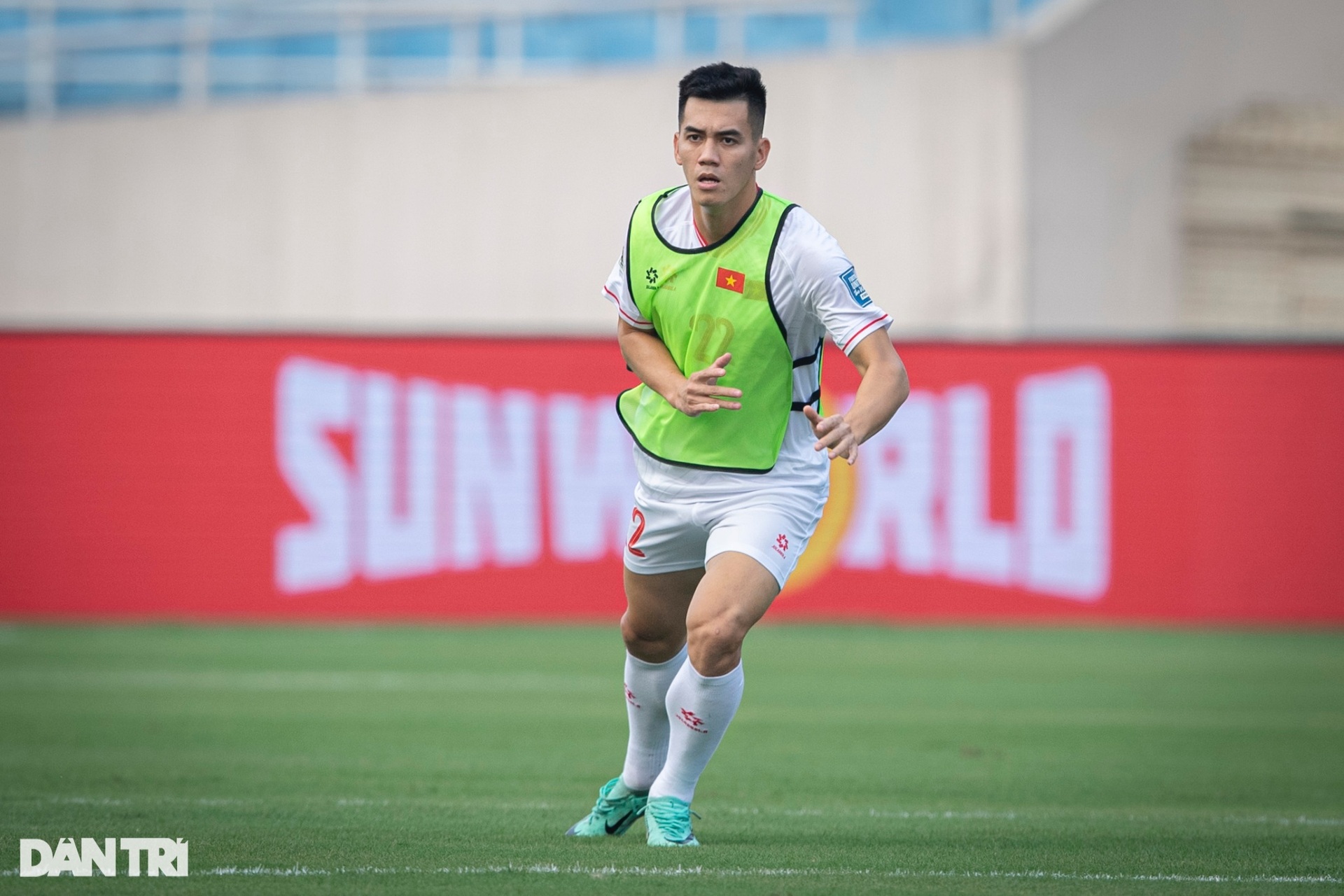 HLV Troussier căng thẳng, liên tục dừng buổi tập của tuyển Việt Nam - 12 HLV Troussier căng thẳng, liên tục dừng buổi tập của tuyển Việt Nam - 12