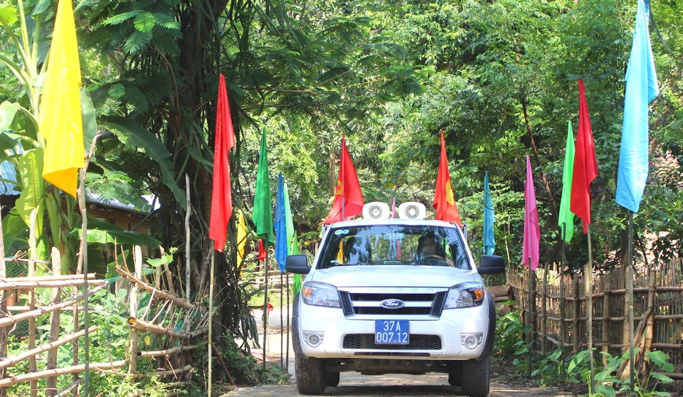 Bà con Đan Lai sẽ không lên nương rẫy để đi bầu cử sớm - 7 Bà con Đan Lai sẽ không lên nương rẫy để đi bầu cử sớm - 7