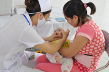 Tỷ lệ tiêm vaccine thấp, nguy cơ cao bệnh bại liệt xâm nhập vào Việt Nam