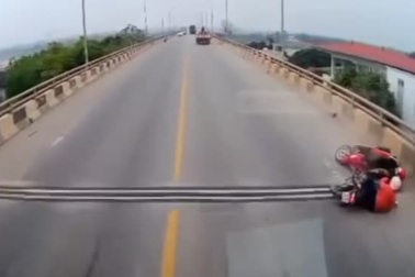 Ô tô tải chèn ngã xe máy rồi bỏ chạy gây phẫn nộ