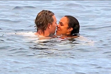 "Loki" của phim "Thần Sấm" đi tắm biển cùng bạn gái