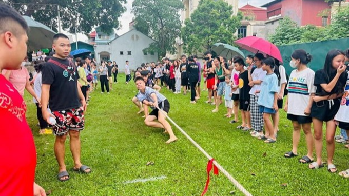 Tiết mục kéo co được đông đảo bạn trẻ tham gia