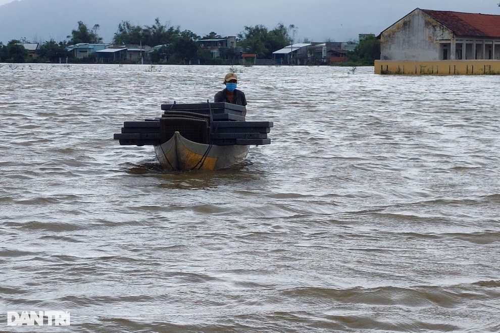 Nước lũ ngập mênh mông, đất đá bịt kín đường sau nhiều ngày mưa lớn - 5 Nước lũ ngập mênh mông, đất đá bịt kín đường sau nhiều ngày mưa lớn - 5