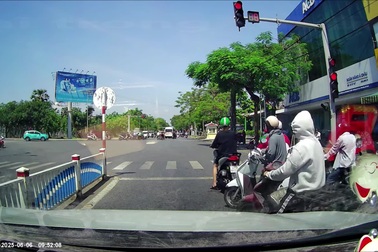 Hai thanh niên dùng tay che biển số để vượt đèn đỏ và cái kết