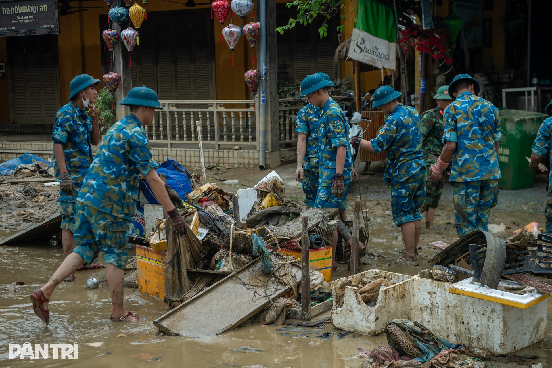 Hội An vẫn phủ kín bùn đất sau lũ, bộ đội căng mình dọn sạch - 6 Hội An vẫn phủ kín bùn đất sau lũ, bộ đội căng mình dọn sạch - 6