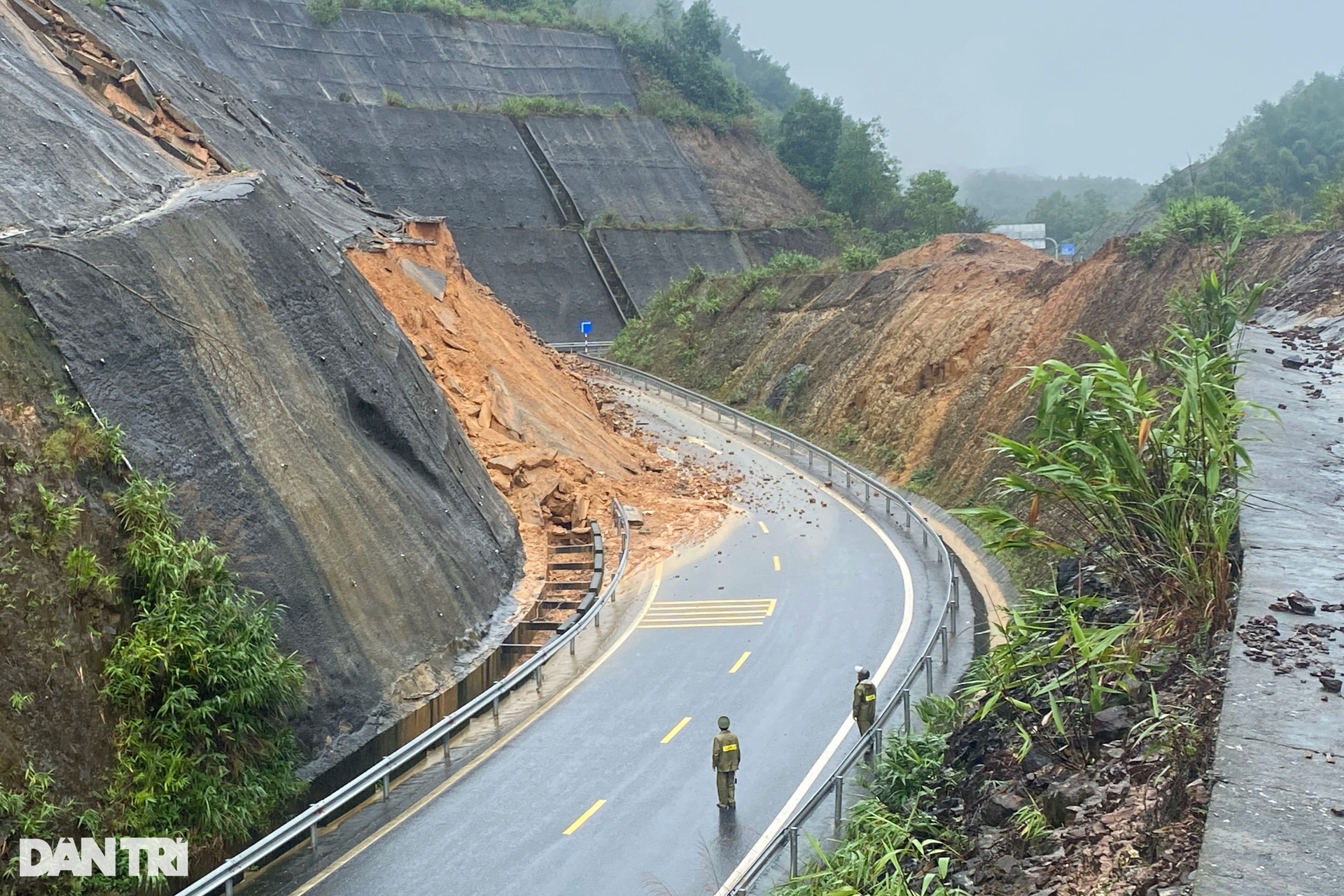 Hơn 21.000m3 đất đá đổ sập, chặn nút giao cao tốc La Sơn - Túy Loan - 8 Hơn 21.000m3 đất đá đổ sập, chặn nút giao cao tốc La Sơn - Túy Loan - 8