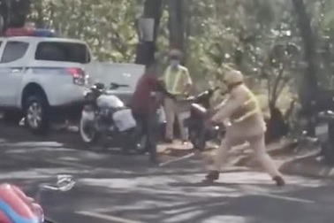 Tạm giữ người đàn ông dùng dao tấn công CSGT