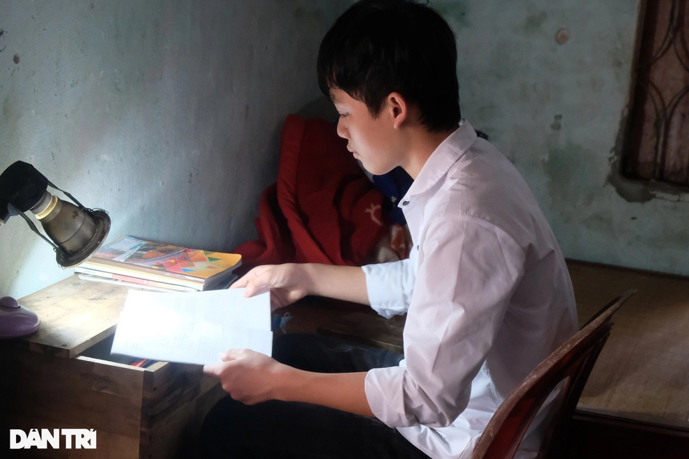 Bố chết, mẹ bệnh nặng, cậu học trò giỏi cầu xin giúp đỡ để được đến trường - 4 Bố chết, mẹ bệnh nặng, cậu học trò giỏi cầu xin giúp đỡ để được đến trường - 4