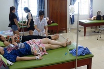 Vụ hàng chục du khách ngộ độc: Lấy mẫu xét nghiệm để tìm nguyên nhân