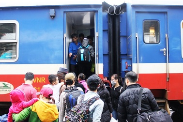 Dân xa xứ hối hả về quê ăn Tết trên những chuyến tàu Bắc - Nam