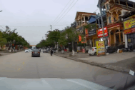 Lao xe vào ô tô đang đỗ, hai thanh niên ngã lăn ra đường