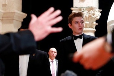 Dự tiệc năm mới, cậu út nhà Trump nổi bật với chiều cao 1,9 mét