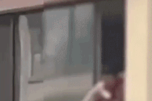 Phẫn nộ người cha Trung Quốc treo ngược con gái ngoài cửa sổ tầng 2