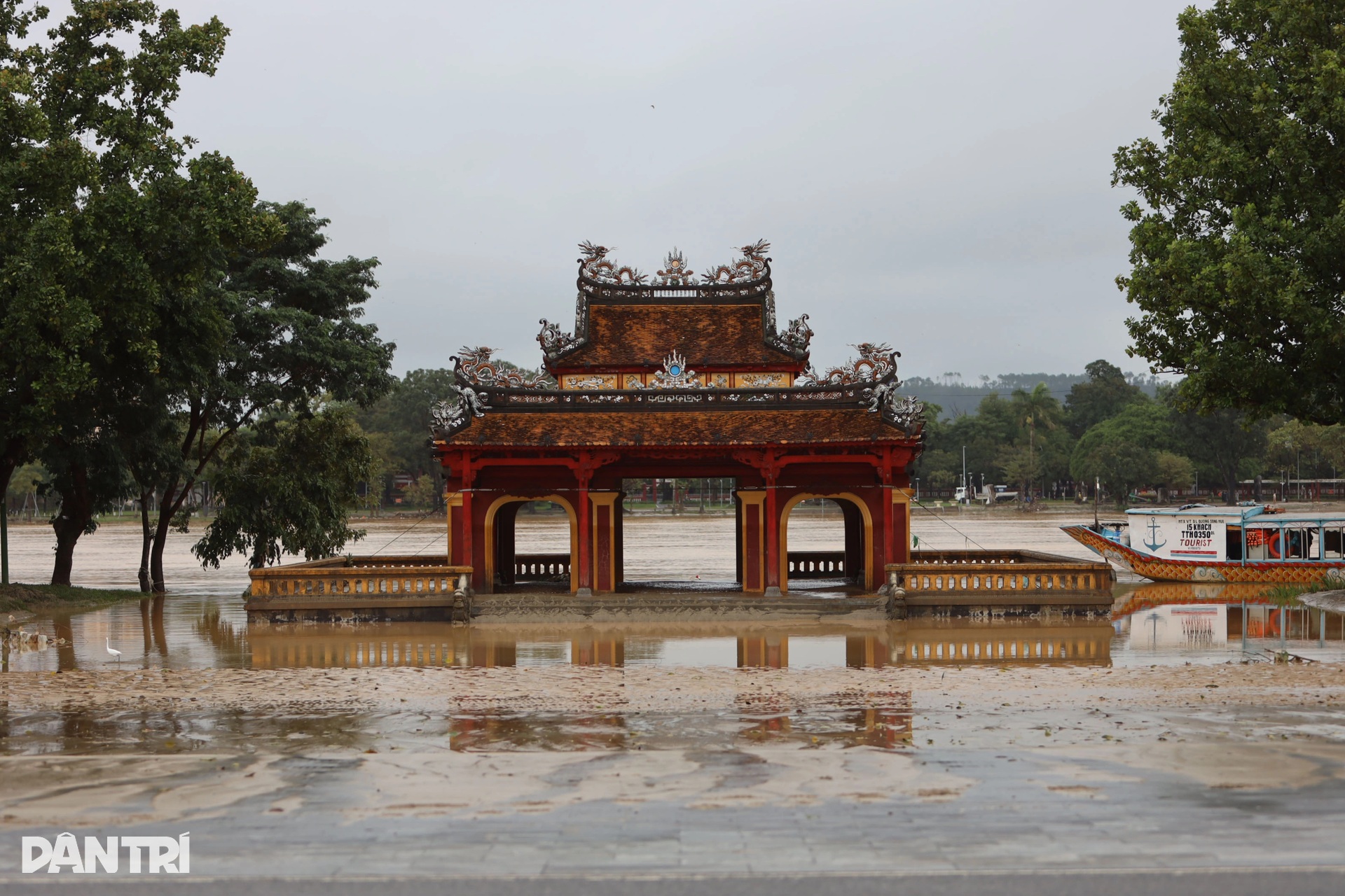 Người dân Huế oằn mình dọn bùn non, rác thải và sửa xe sau lũ - 2 Người dân Huế oằn mình dọn bùn non, rác thải và sửa xe sau lũ - 2