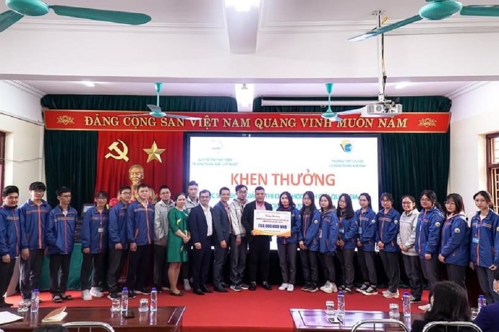 Trao tặng học bổng cho học sinh Nam Định đạt giải Quốc gia - 1