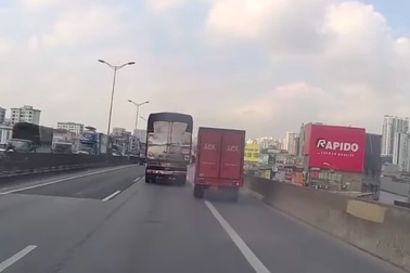 Ô tô chạy vào làn dừng khẩn cấp lập tức bị "tuýt còi"