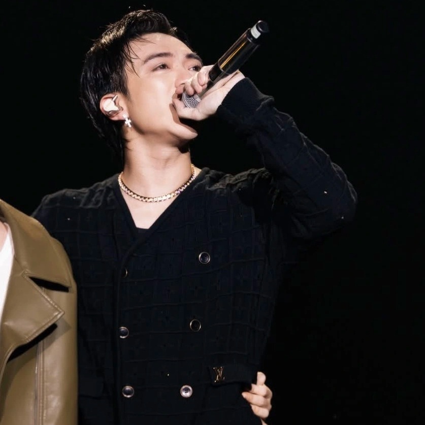 SOOBIN diện trang sức 5 tỷ đồng, thay 20 trang phục trong concert đầu tiên - 4 SOOBIN diện trang sức 5 tỷ đồng, thay 20 trang phục trong concert đầu tiên - 4