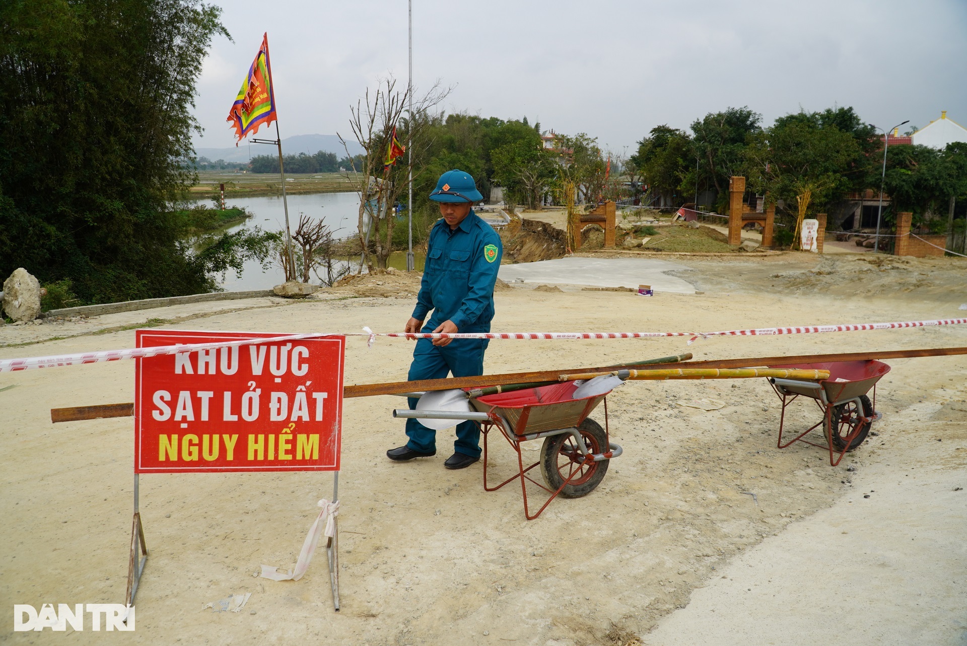 Sạt lở ăn sâu hơn 10m, ngôi đền thiêng nổi tiếng Hà Tĩnh dừng mọi hoạt động - 10