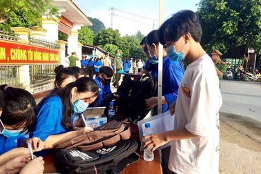 Vừa đến điểm thi, nữ sinh bất ngờ ngất xỉu phải đi bệnh viện cấp cứu