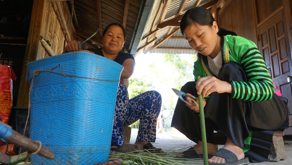 Độc đáo phong tục làm giấy bản đón năm mới của người Mông - 4 Độc đáo phong tục làm giấy bản đón năm mới của người Mông - 4